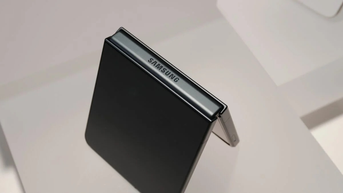 Samsung boosts pay and stock rewards as Micron, SanDisk poach Korean chip talent