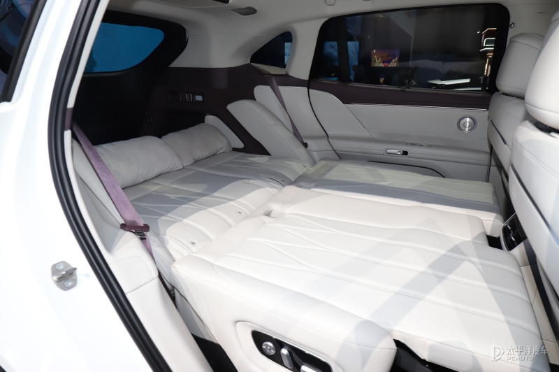 Qijing GX7 turns car seats into a one-touch flat bed for in-car rest