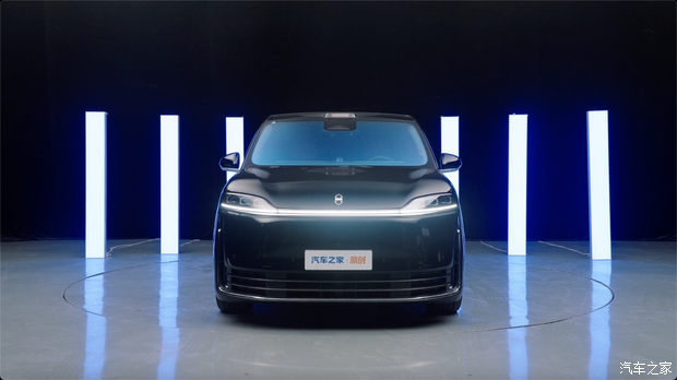 Luxury MPV Zhijie V9 debuts with rear-wheel steering, triple-screen cabin